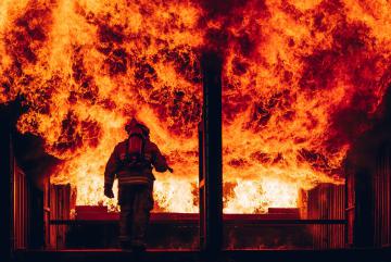 Feuerwehrmann vor Großfeuer